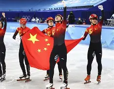 表现优异首场状态出色，中国队观众沸腾！，阿扎伦卡重返赛场上演精彩一战的简单介绍
