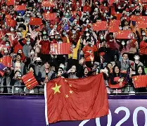 表现优异首场状态出色，中国队观众沸腾！，阿扎伦卡重返赛场上演精彩一战的简单介绍